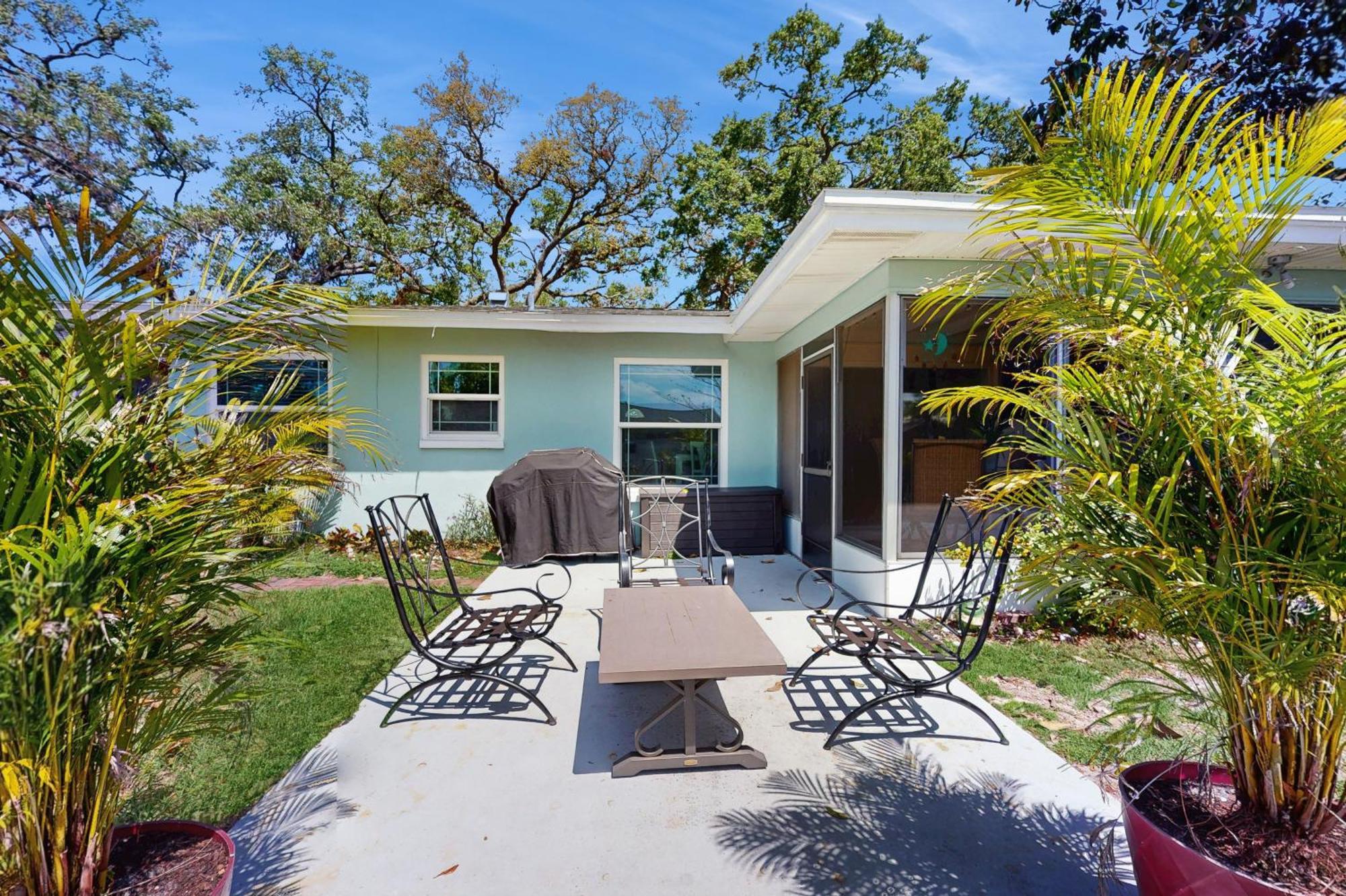 Relax In Retro Villa Clearwater Exterior photo